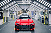 Roter Audi RS 5 Avant in einer Produktionshalle auf der Montagelinie.