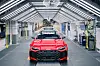 Roter Audi RS 5 Avant in einer Produktionshalle auf der Montagelinie.