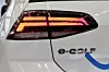 Heckansicht von weißem E-Golf von Volkswagen.