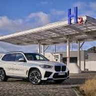 Das Comeback der Brennstoffzelle Der BMW iX5 Hydrogen steht vor einer Wasserstoff-Tankstelle. Das Pilotfahrzeug mit Brennstoffzelle könnte der Technologie einen Schub verleihen.