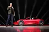 Tesla-Chef Elon Musk vor einem Tesla Roadster