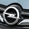 Opel-Logo auf der Motorhaube.