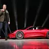 Tesla-Chef Elon Musk vor einem Tesla Roadster