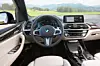 BMW X3 xDrive30e - BMW-Cockpit mit sichelförmigen Instrumenten