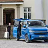 Ford und VW hatten 2020 eine umfangreiche Kooperation bei leichten Nutzfahrzeugen vereinbart und stellen nun nach dem Pick-up Amarok den gemeinsam entwickelten VW Transporter (im Bild die neue Caravelle) auf der IAA vor.