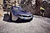 Selbst Radfahrer riskieren einen Blick auf den BMW i8 Roadster.