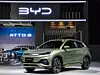 Platz 2: BYD: BYD (Build Your Dreams) ist ein chinesisches Unternehmen, das in verschiedenen Bereichen tätig ist, insbesondere in der Automobil- und Batterietechnologie. Das Unternehmen wurde 1995 gegründet und hat seinen Hauptsitz in Shenzhen, Guangdong, China. Ursprünglich als Hersteller von wiederaufladbaren Batterien gestartet, hat sich BYD zu einem bedeutenden Akteur in der Automobilindustrie entwickelt, speziell im Bereich der Elektrofahrzeuge (EVs) und Plug-in-Hybridfahrzeuge (PHEVs). Im Jahr 2022 erzielte BYD einen Umsatz von rund 68,06 Milliarden Dollar.