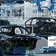 So smart sind die einzelnen Gewerke der Autoindustrie Automobilbau in der Factory 56 bei Mercedes-Benz.