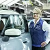 BMW-Leipzig Werkleiterin Petra Peterhänsel neben einem Fahrzeug in der Endmontage