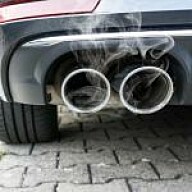 Verbrenner bleiben beliebter als E-Autos Qualmender Auspuff