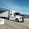 Autonomer Truck auf einem Highway in den USA