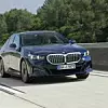Der neue BMW i5 bei einer Testfahrt in Lissabon.