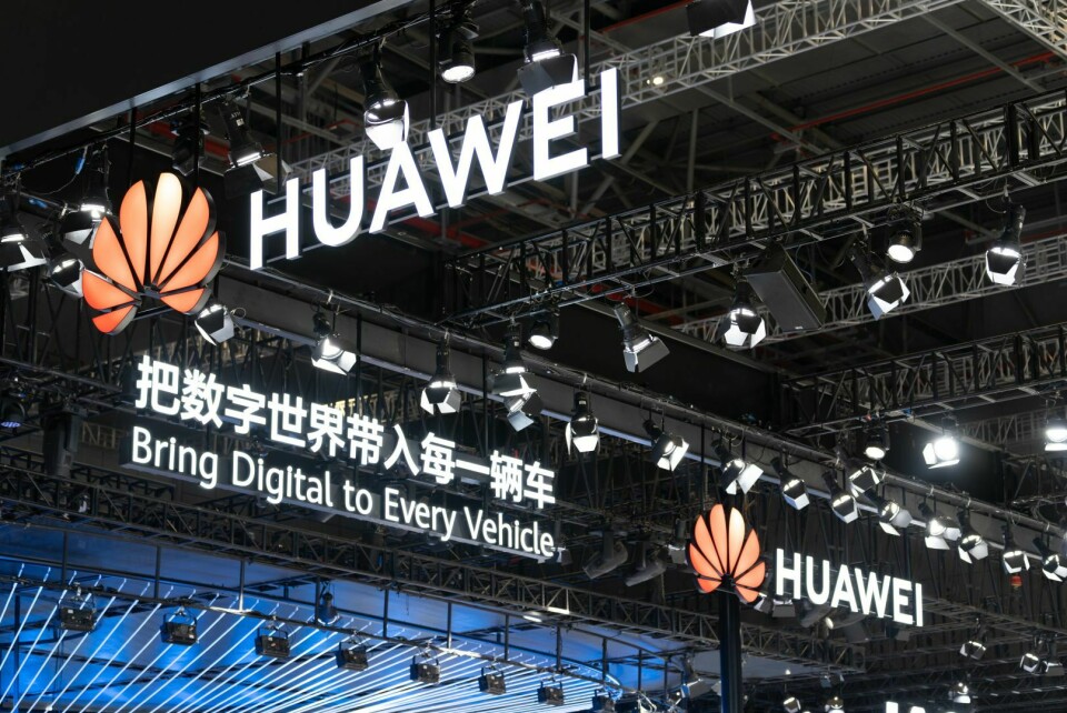 Huawei sucht auf internationalen Messen den engen Kontakt mit der Autoindustrie - und zeigt seine eigene Entwicklungspower. huawei logo in Shanghai International Automobile Industry Exhibition on April 27, 2023,at shanghai china