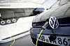 Elektro VW-Auto an der Ladesäule