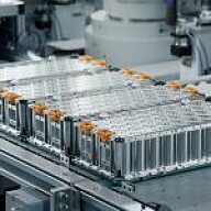 Woher die Autohersteller ihre Batteriezellen beziehen Batteriezellen auf einer Arbeitsfläche / Woher die Autohersteller ihre Batteriezellen beziehen