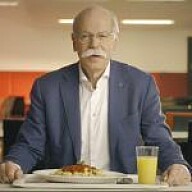 Daimler-Chef sendet ironischen Weihnachtsgruß an Mitarbeiter Dieter Zetsche in der Daimler-Kantine in Stuttgart.