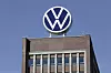 Volkswagen-Logo auf einem Gebäude am Hauptsitz Wolfsburg