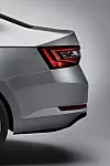 Die zweiteiligen Rückleuchten des neuen Skoda Superb strahlen jetzt erstmals serienmäßig mit