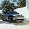 Der Toyota bZ4X an einer Wallbox