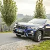 BMW X1 unterwegs auf der Straße.