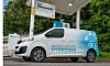 Der Peugeot-Transporter mit Wasserstoffbrennstofzelle vor einer Shell-Tankstelle.