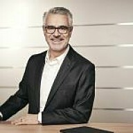 Skoda-Produktionsvorstand Oeljeklaus geht in den Vorruhestand Škoda-Produktionsvorstand Oeljeklaus verlässt das Unternehmen zum 01.09.2023, um sich in den Vorruhestand zu begeben und wird durch Andreas Dick ersetzt.