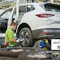 Skoda besetzt in Mlada Boleslav eine Schlüsselrolle Die Reifenmontage bei einem Skoda Enyaq iV in Mlada Boleslav.