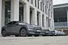 Mehrere Ford Mach-E vor einem Gebäude