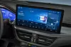 Blick auf Fahrzeugbildschirm mit Ford Sync4