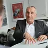 Porsches Produktion ist von einer Reihe wichtiger Anläufe geprägt. Vor allem der elektrische Macan und die E-Variante des Cayenne halten den Sportwagenbauer auf Trab. Im Interview erklärt Produktionsvorstand Albrecht Reimold alle Details.