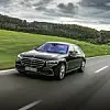 Eine schwarze Mercedes-Benz S-Klasse von vorne während der Fahrt auf der Straße.