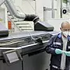 VW Mitarbeiter vor einem 3D Drucker