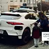 Frau und Kind stehen vor einem jaguar I-Pace von Waymo | Google-Schwester Waymo testet neuerdings in San Francisco ihren fahrerlosen Robotaxi-Dienst - so wie mittlerweile viele andere Tech-Unternehmen weltweit.