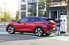 Ein roter VW ID.4 an einer Ladestation.