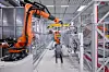 Industrieroboter im BMW Werk Landshut bei automatisierter Montage in einer modernen Produktionslinie