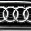 Auf dem Bild ist das Logo von Audi, die vier Ringe zu sehen.