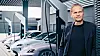 Oliver Blume neben elektrischen Porsche-Fahrzeugen