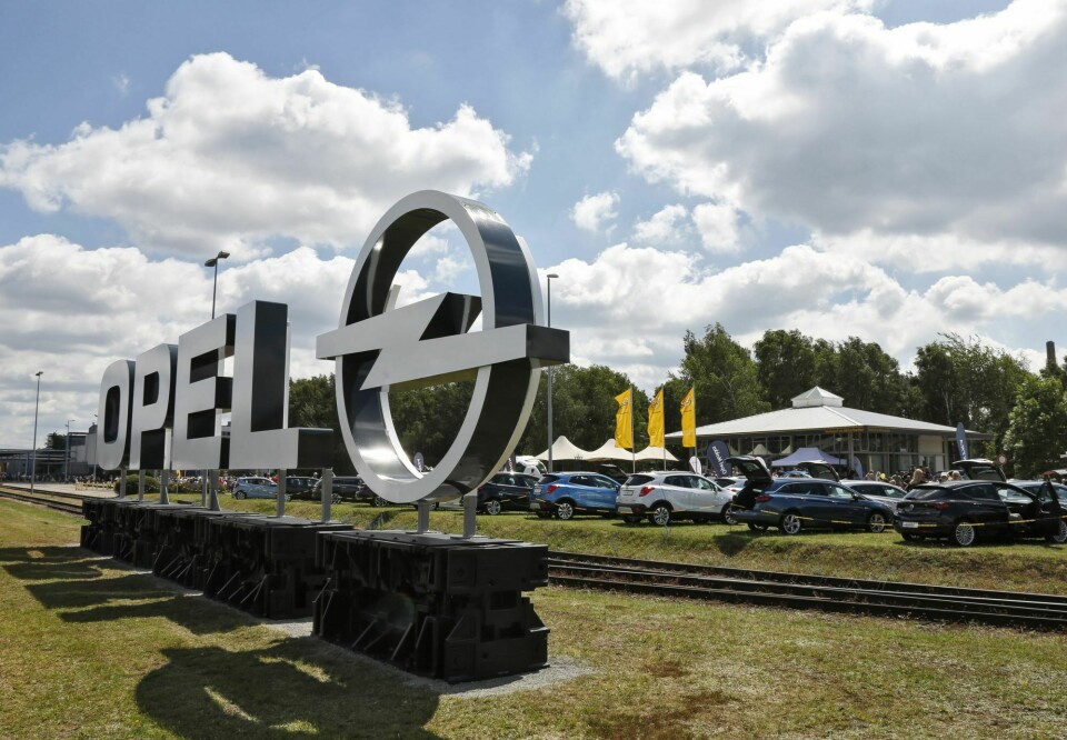 Im März wurde die Veräußerung von Opel bekanntgegeben. Opel-Schriftzug vor Fimengebäude