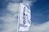 Flagge der Volkswagen Aktiengesellschaft vor blauem Himmel