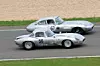 Beim Oldtimer Grand Prix wird hart um Plätze gekämpft. Hier zwei Jaguar E-Type.