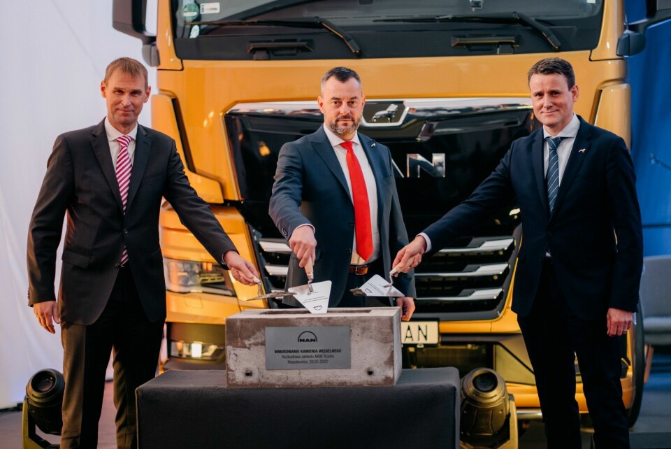 MAN-Produktionsvorstand Michael Kobriger, Werksleiter Richard Slovak und der Vorstandsvorsitzende Alexander Vlaskamp legen den Grundstein für den Ausbau in Krakau. Michael Kobriger, Vorstand Produktion und Logistik MAN Truck & Bus SE, Dr. Richard Slovak, Werkleiter MAN Krakau, und Alexander Vlaskamp