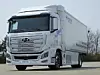 Der Brennstoffzellen-Lkw Xcient Fuel Cell von Hyundai steht auf einer Straße.