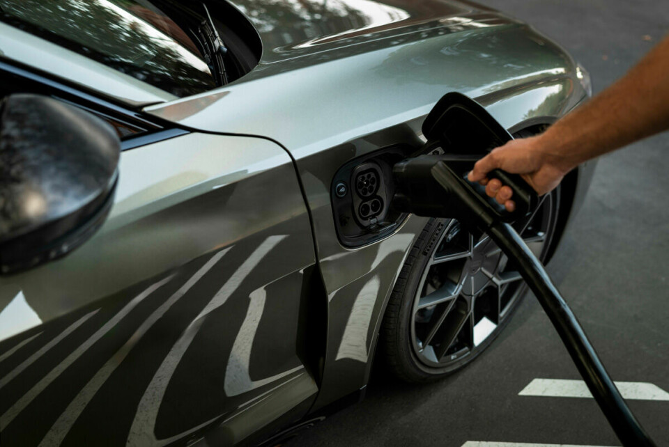 Union und SPD wollen den Absatz von Elektroautos mit staatlichen Maßnahmen ankurbeln. Aber wie genau? Audi Ladevorgang