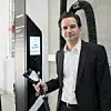 Michael Kiefer, Leiter Hochvolt-Systeme bei Porsche Engineering mit Ladesäule.