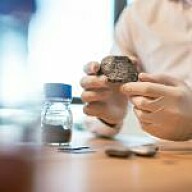 So stark fallen die Preise für Batterie-Rohstoffe Forscher hält Kobalt in den Händen.