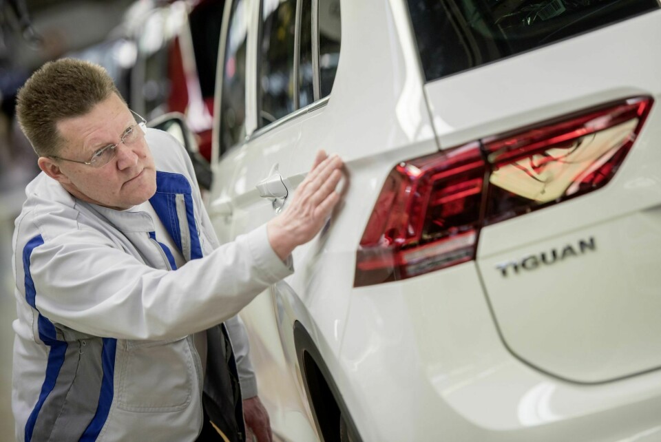 Qualitätskontrolle an einem VW Tiguan: Nach Berichten über Entschädigungszahlungen an US-Kunden befürchten deutsche Volkswagen-Kunden eine Ungleichbehandlung. Volkswagen Wolfsburg, Qualitätskontrolle an einem VW Tiguan