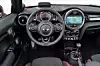 Das Cockpit des Mini John Cooper Works Cabrio.