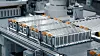 Batteriezellen auf einer Arbeitsfläche / Woher die Autohersteller ihre Batteriezellen beziehen