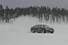 Auch einen BMW 7er mit ZF-Technik unter dem Blech jagten die Tester über Eis und Schnee. - alle