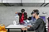 Zwei Entwickler mit Head-Mounted-Displays erarbeiten eine Konzept mit Hilfe einer Visualisierung auf dem Tisch.